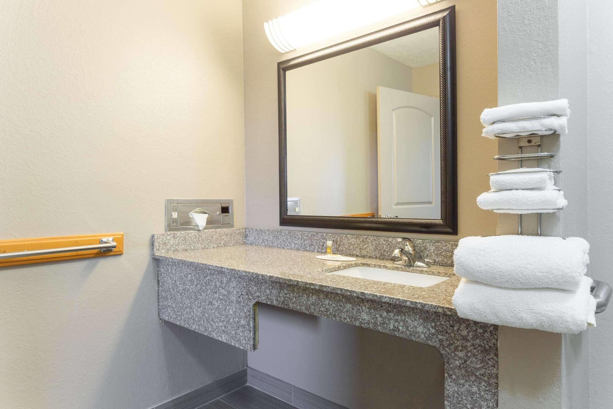 Days Inn By Wyndham Forest Extérieur photo